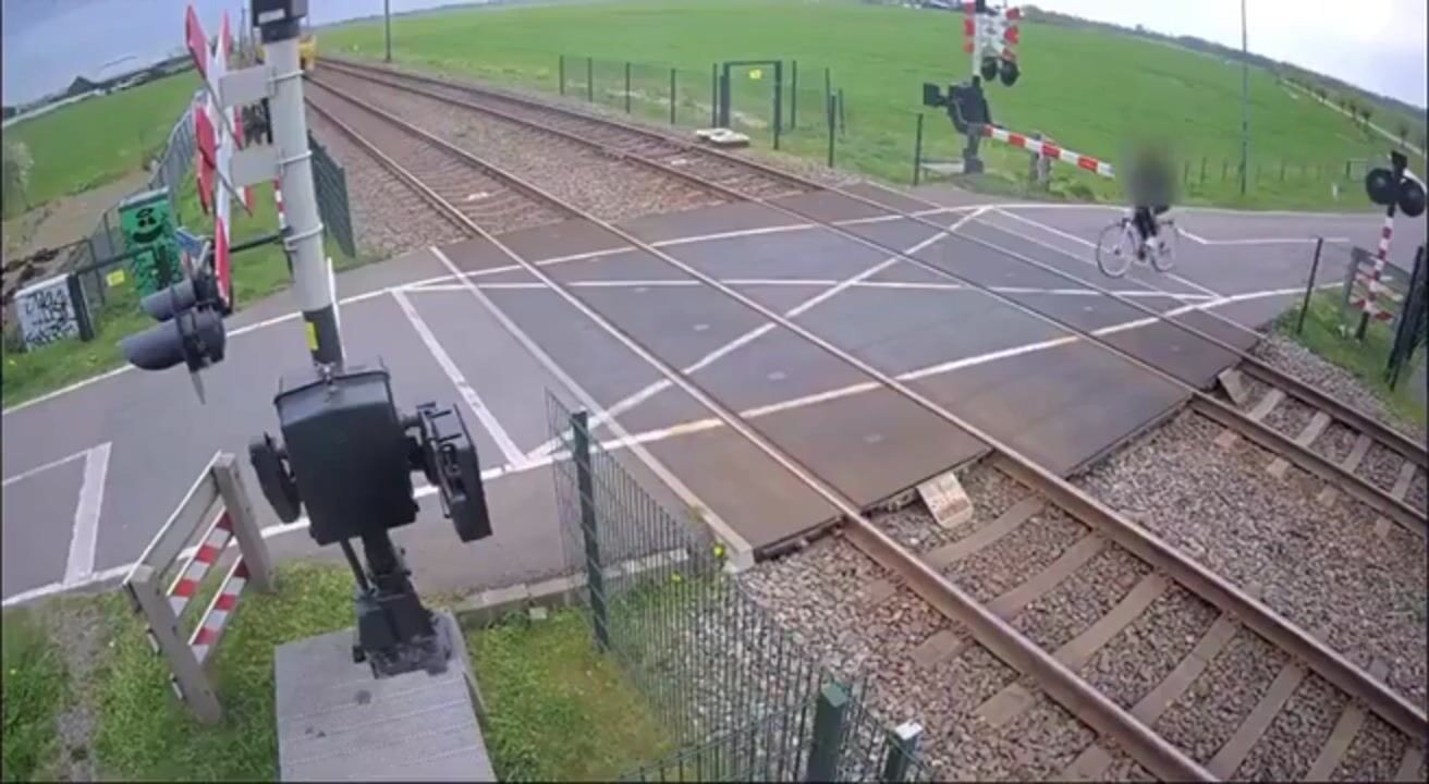 Train Near Miss at Railway Crossing